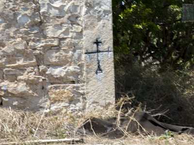 di fatti sulla colonna sinistra � incisa una croce, segno che qui erano attivi alcuni frati del posto